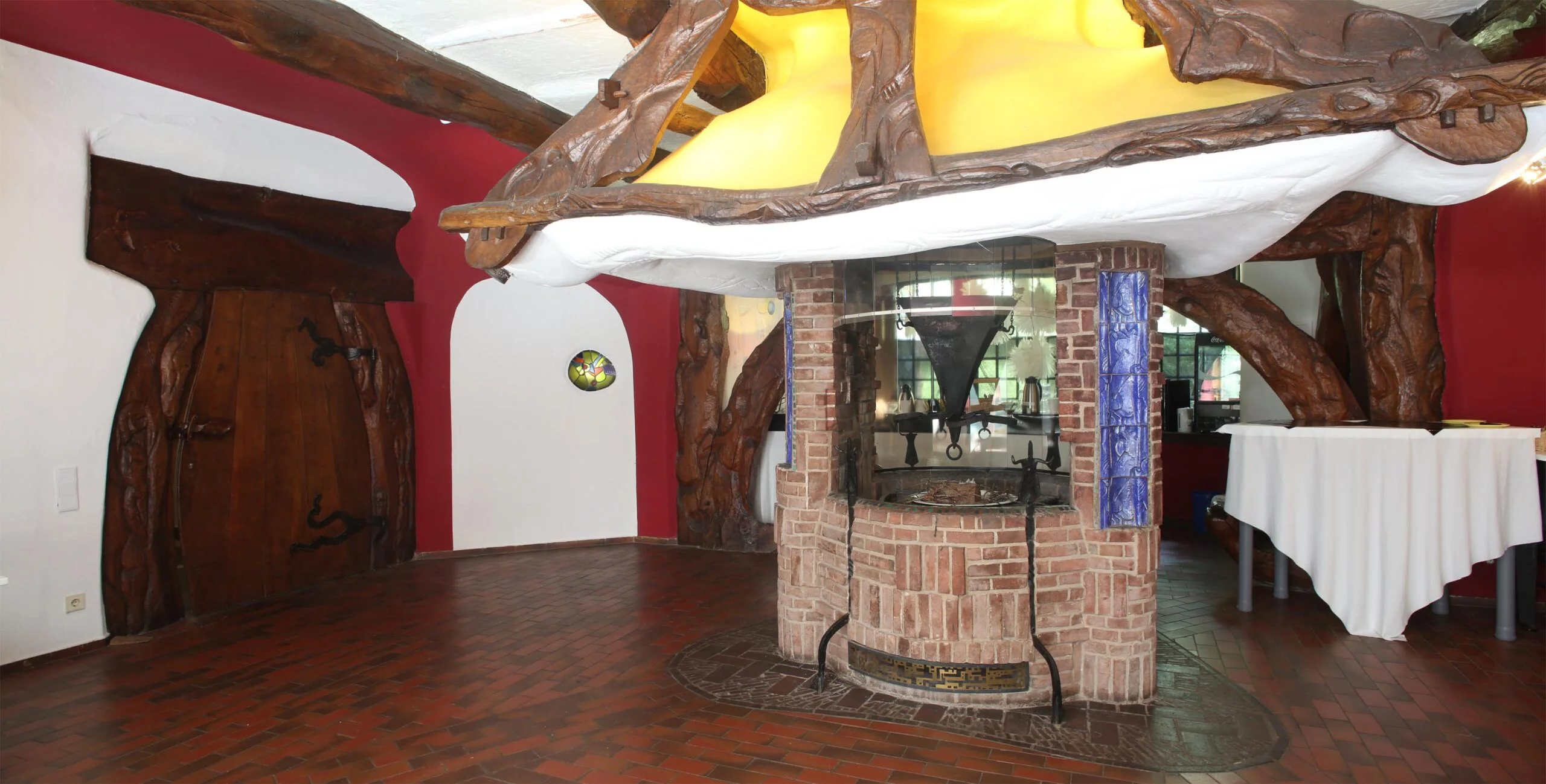 Halle mit offenem Kamin